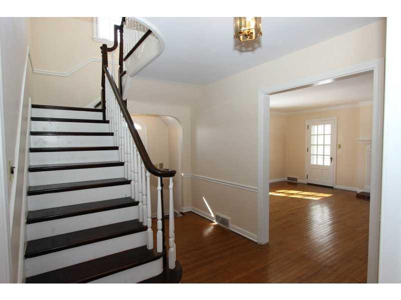 704 Valleyview Road Mt. Lebanon, PA 15243 - Photo 3 of 25 Entry/Foyer.