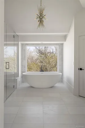 a view of entryway with window