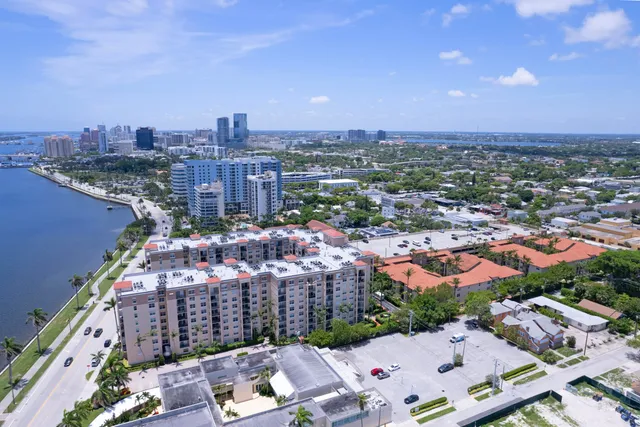 an aerial view of a house with outdoor space and lake view