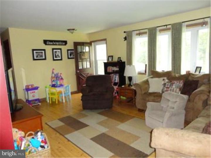 323 Walnuttown Road Fleetwood, PA 19522 - Photo 4 of 25 Living Room