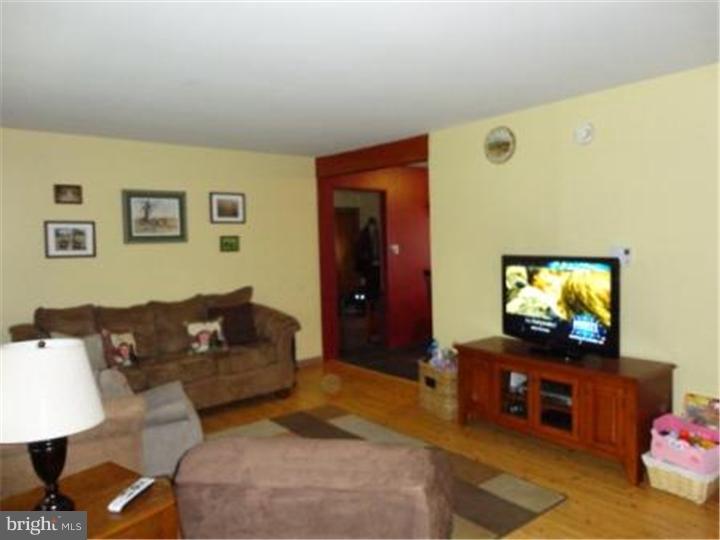 323 Walnuttown Road Fleetwood, PA 19522 - Photo 5 of 25 Living Room