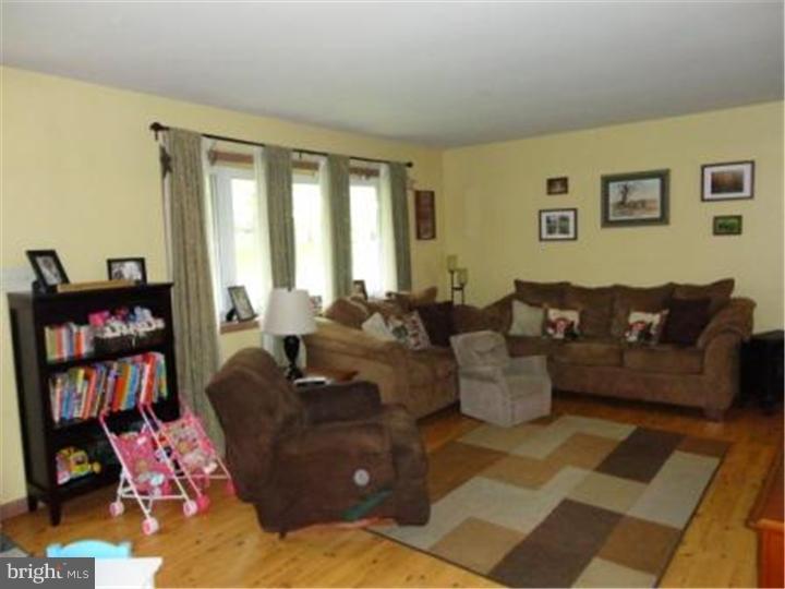 323 Walnuttown Road Fleetwood, PA 19522 - Photo 6 of 25 Living Room