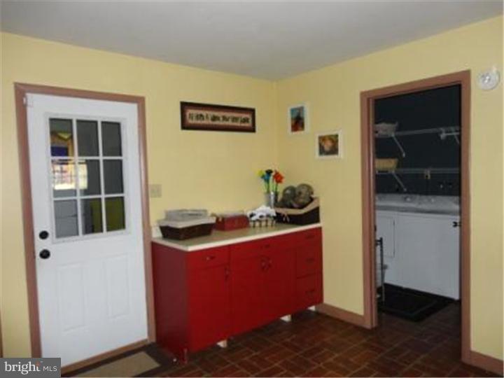 323 Walnuttown Road Fleetwood, PA 19522 - Photo 7 of 25 Foyer