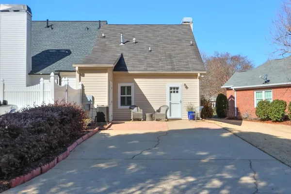 a view of a house with backyard and garden