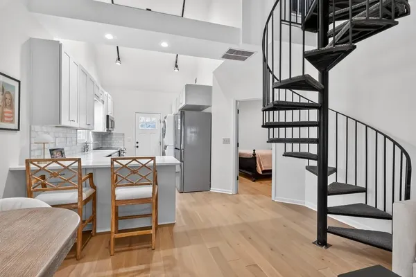 a view of entryway and kitchen
