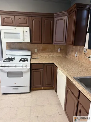 $2,300 | 185 Linden Avenue, Unit 2, Irvington, NJ 07111