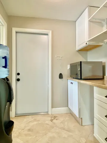 a view of a house with backyard and trees