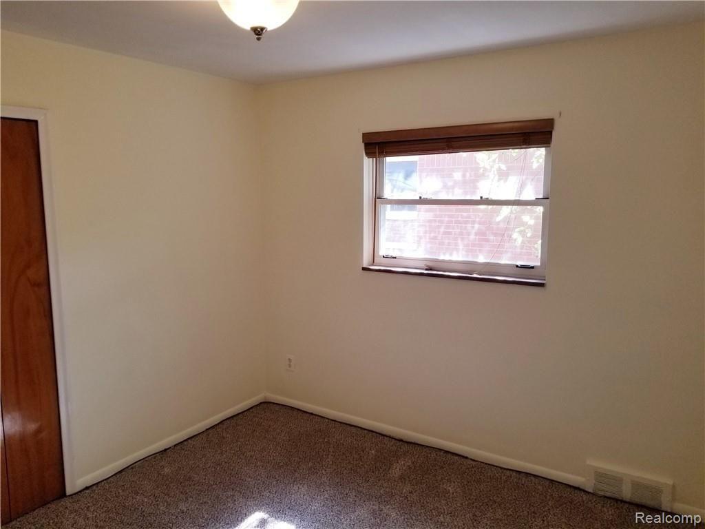 29333 Ridgefield Avenue Warren, MI 48088 - Photo 17 of 27