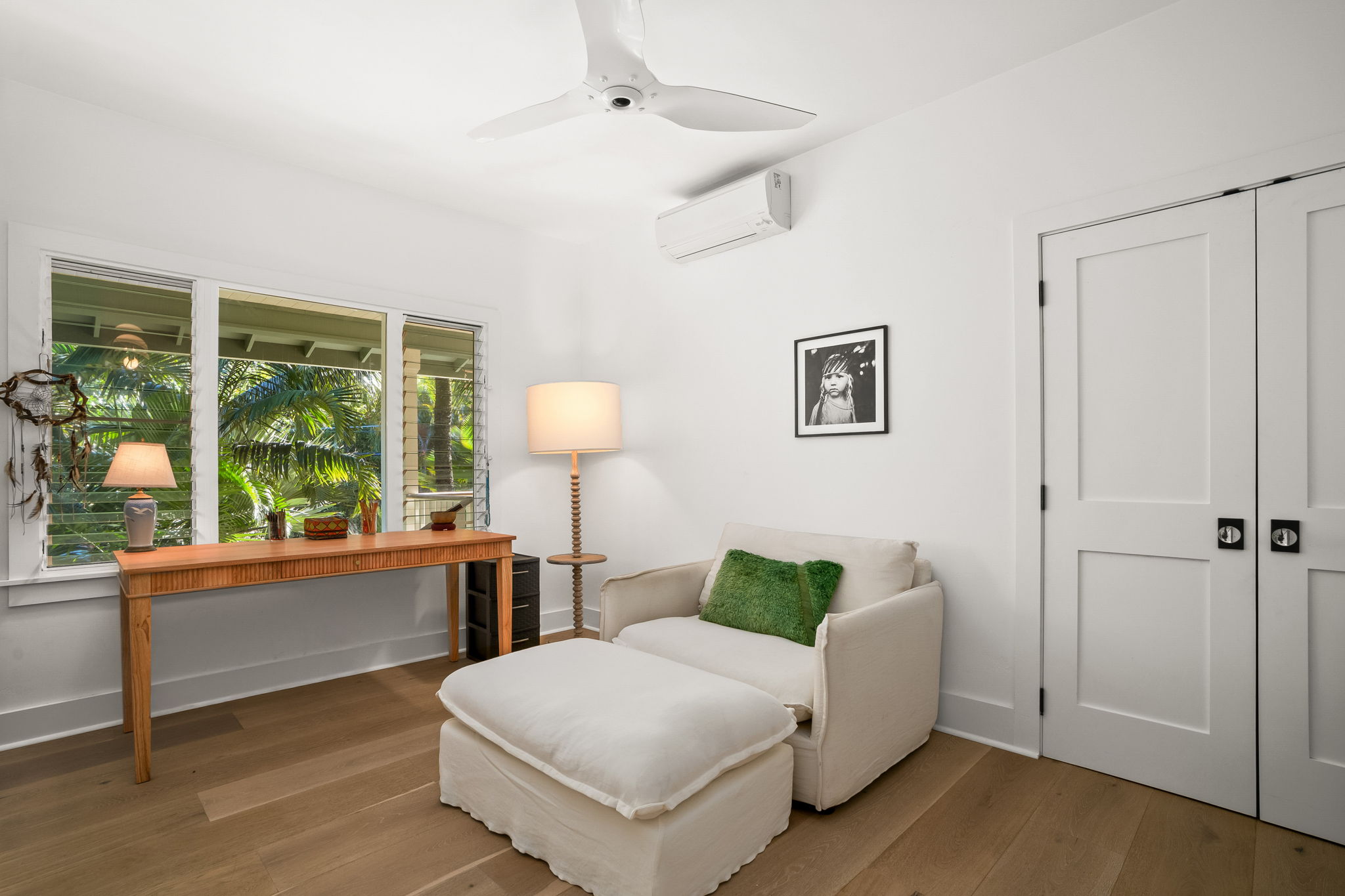 7330 Alealea Road Hanalei, HI 96714 - Photo 12 of 24 a room with a bed and a lamp on table