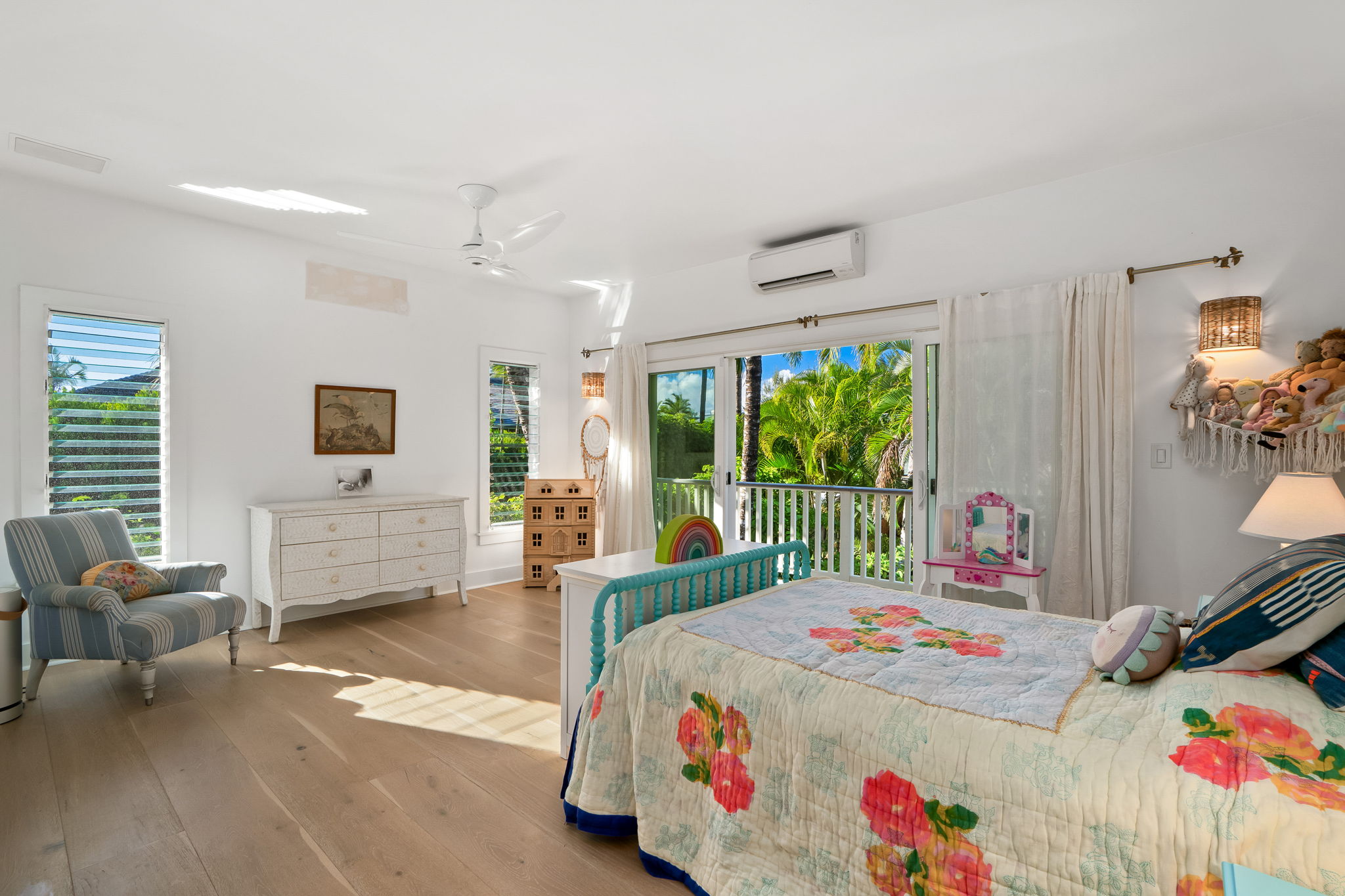 7330 Alealea Road Hanalei, HI 96714 - Photo 9 of 24 a bed room with a bed and a table