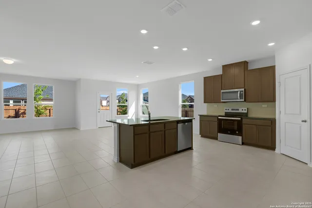 $2,250 | 8002 Kingfisher Landing, San Antonio, TX 78253