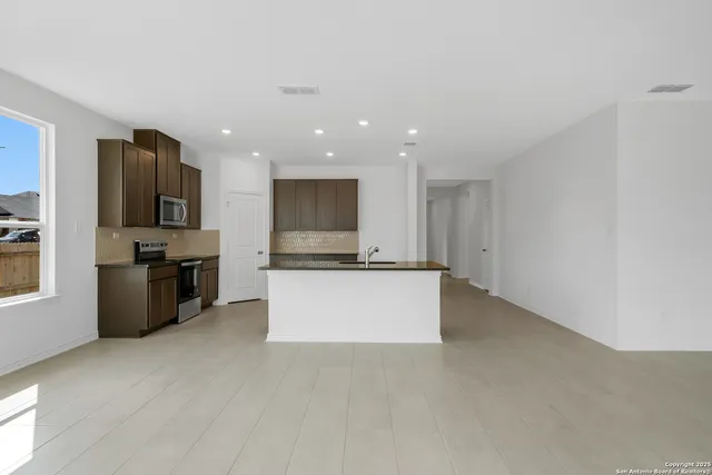 $2,250 | 8002 Kingfisher Landing, San Antonio, TX 78253