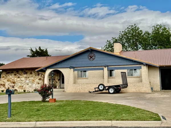 $260,000 | 1605 Locust Street, Canadian, TX 79014