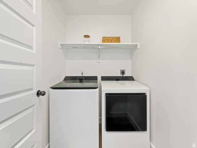 641 Desert Willow Drive Mapleton, UT 84664 - Photo 27 of 41 Laundry area with washing machine and clothes dryer