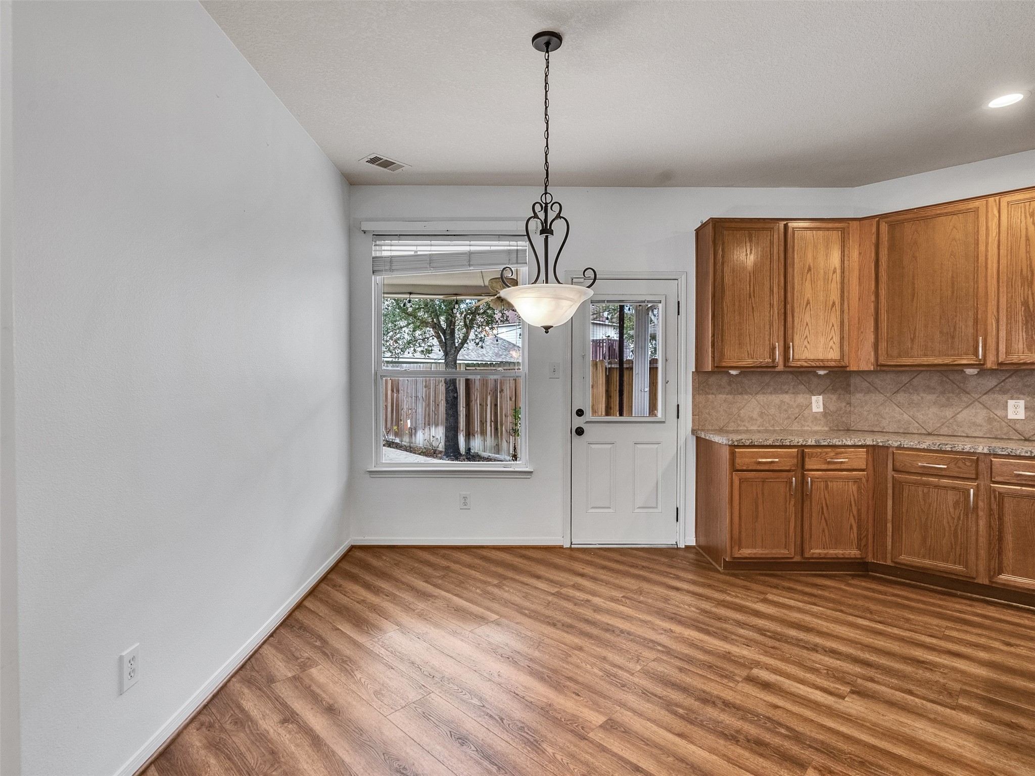9915 Valance Way Conroe, TX 77385 - Photo 13 of 31