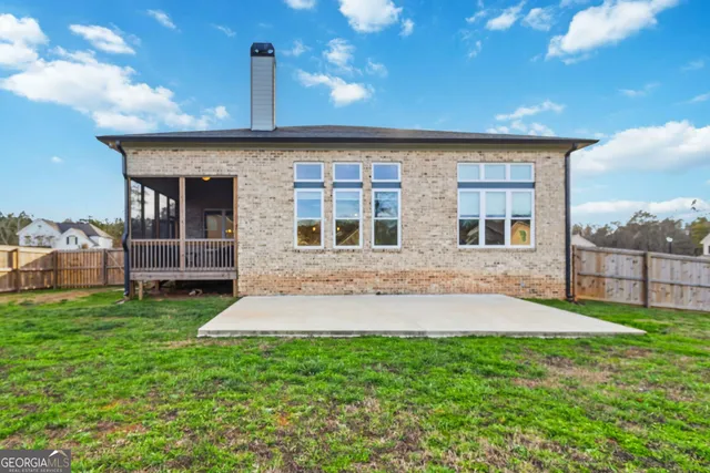 a view of an house with backyard and porch