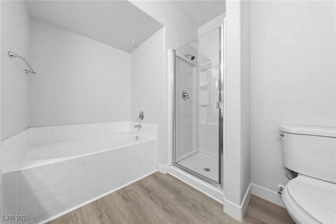 10001 Peace Way, Unit 1270 Las Vegas, NV 89147 - Photo 21 of 30 Soaking Tub and Separate Shower