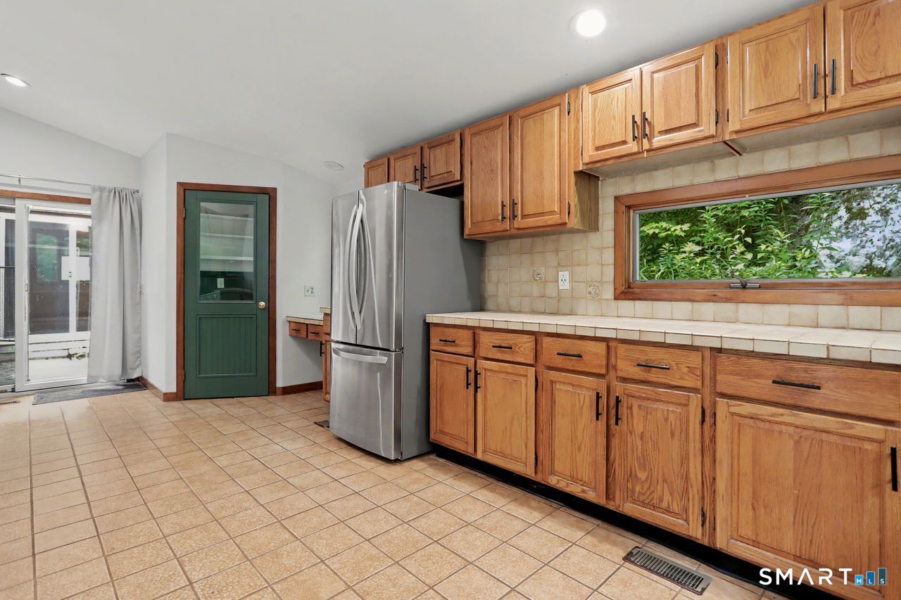 52 Stanley Road Monroe, CT 06468 - Photo 12 of 38