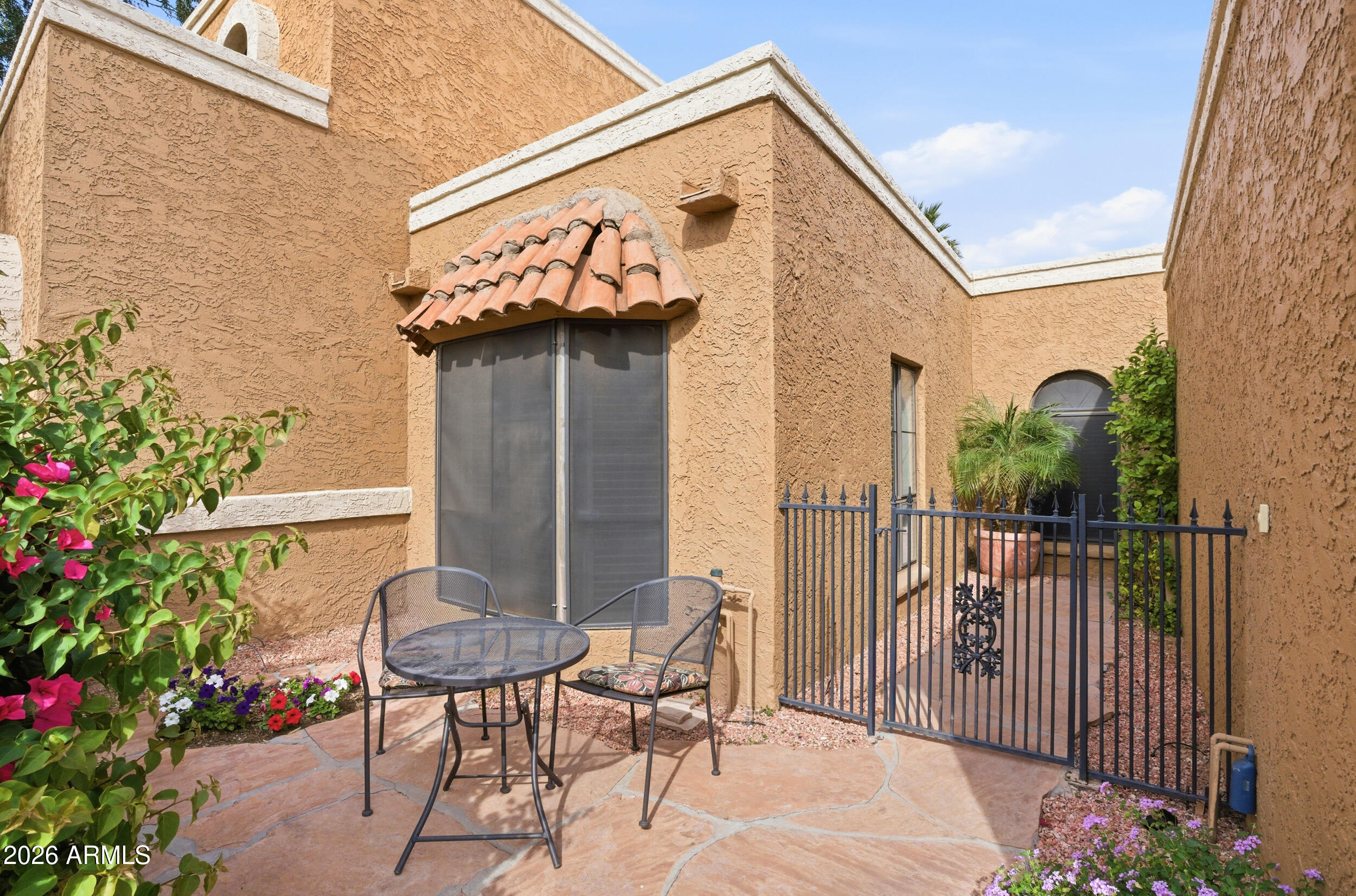 1032 East Clinton Street Phoenix, AZ 85020 - Photo 3 of 34 Front Courtyard