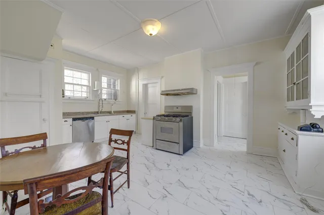 a view of entryway with a front door