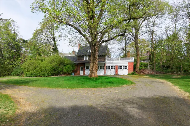 a view of a chairs in a backyard of house