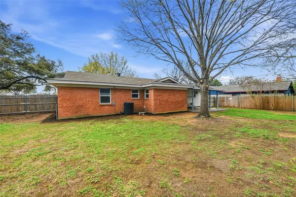 $2,295 | 700 West Cedar Street, Hurst, TX 76053