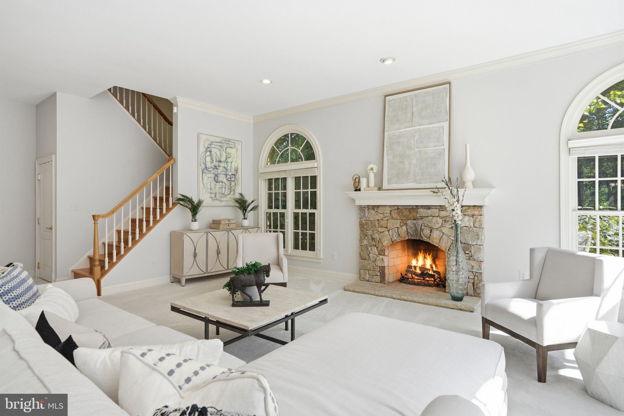 891 Chinquapin Road McLean, VA 22102 - Photo 31 of 78 Bright and inviting living space.