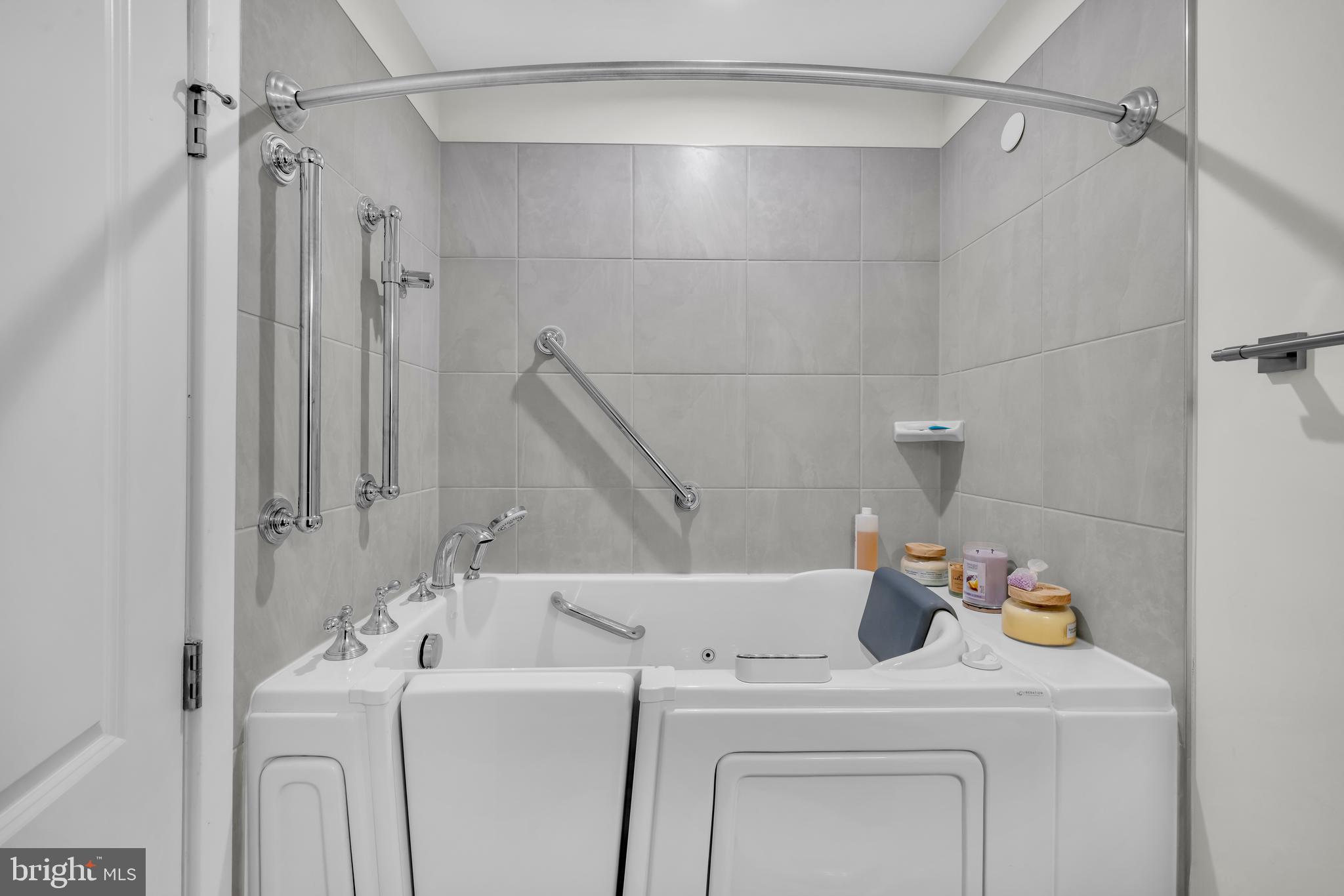 7111 Sollers Point Road Baltimore, MD 21222 - Photo 30 of 61 a utility room with dryer and washer