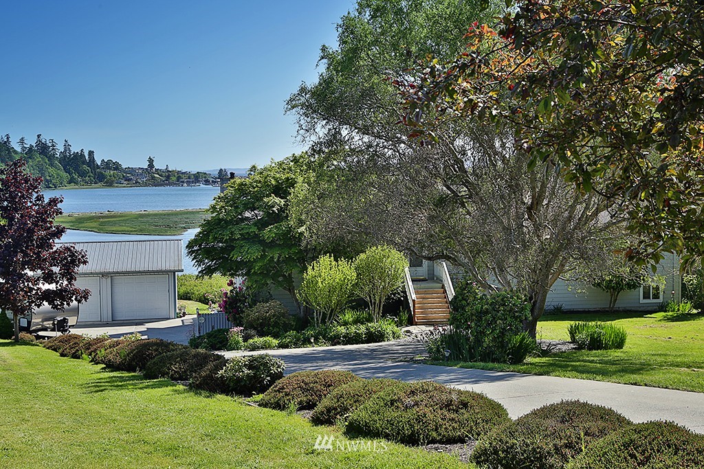 7786 Cultus Bay Road Clinton, WA 98236 - Photo 3 of 25 Gallery Image 3