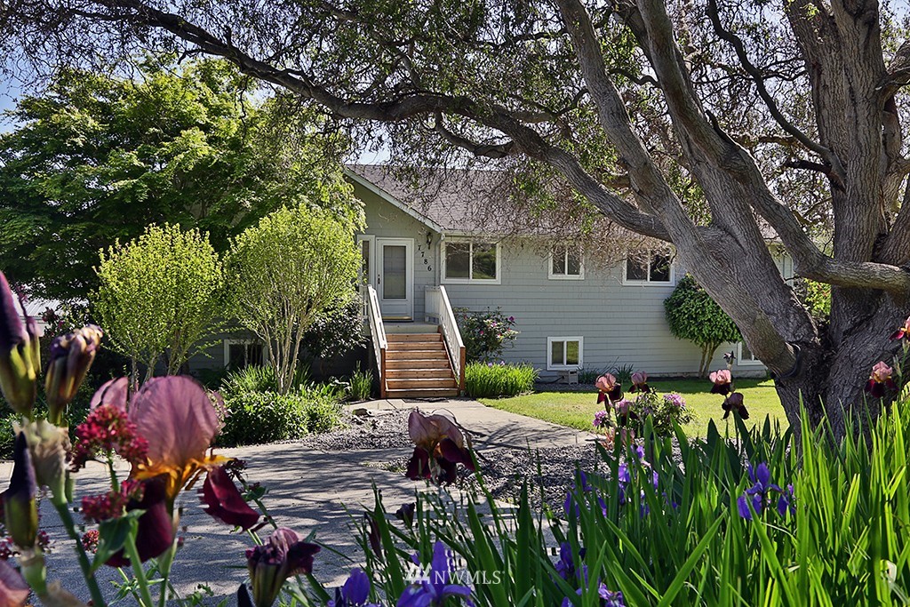 7786 Cultus Bay Road Clinton, WA 98236 - Photo 4 of 25 Gallery Image 4