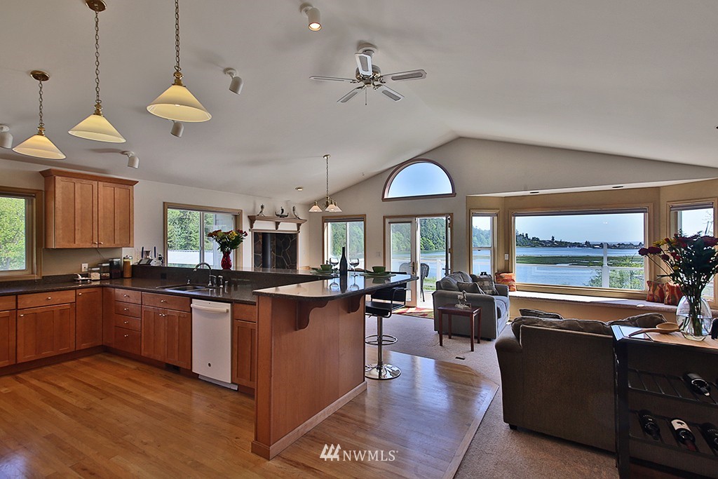 7786 Cultus Bay Road Clinton, WA 98236 - Photo 5 of 25 Gallery Image 5