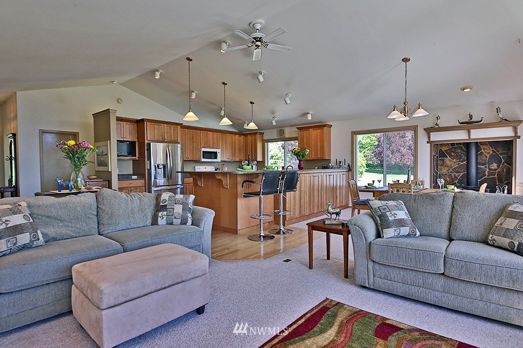 7786 Cultus Bay Road Clinton, WA 98236 - Photo 7 of 25 Gallery Image 7