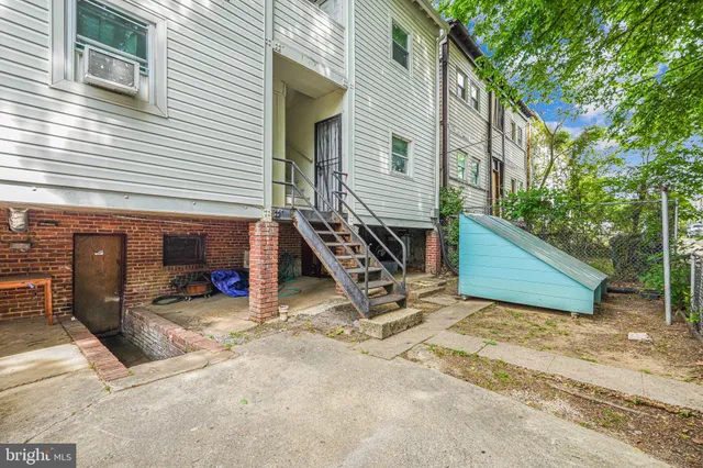 a view of a house with backyard