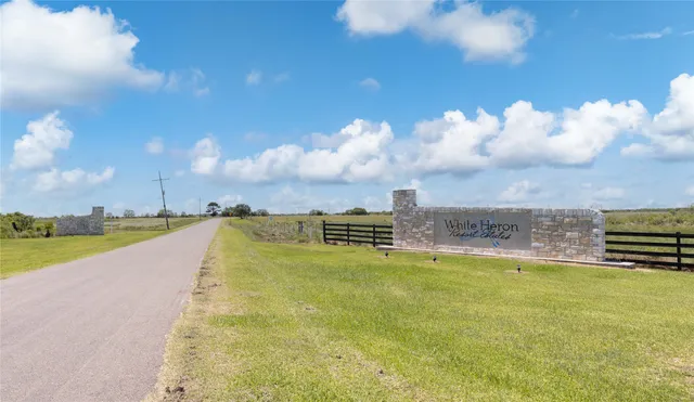 $310,000 | 128 Cardinal Loop, Anahuac, TX 77514