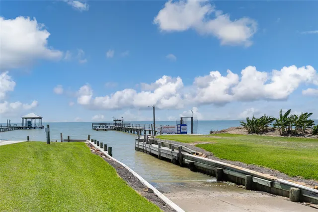 $310,000 | 128 Cardinal Loop, Anahuac, TX 77514