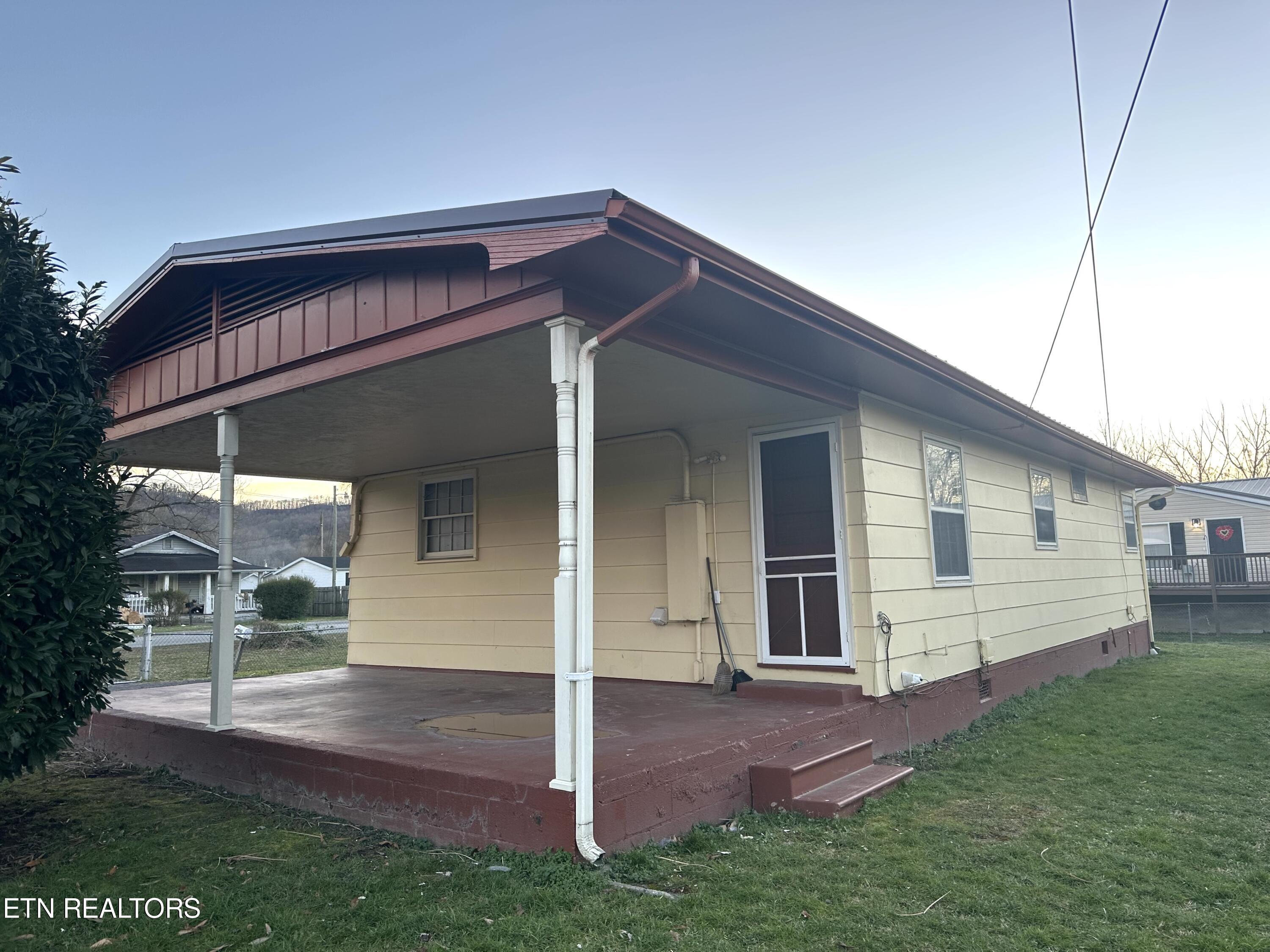 302 Rochester Avenue Middlesboro, KY 40965 - Photo 1 of 11 IMG_7612