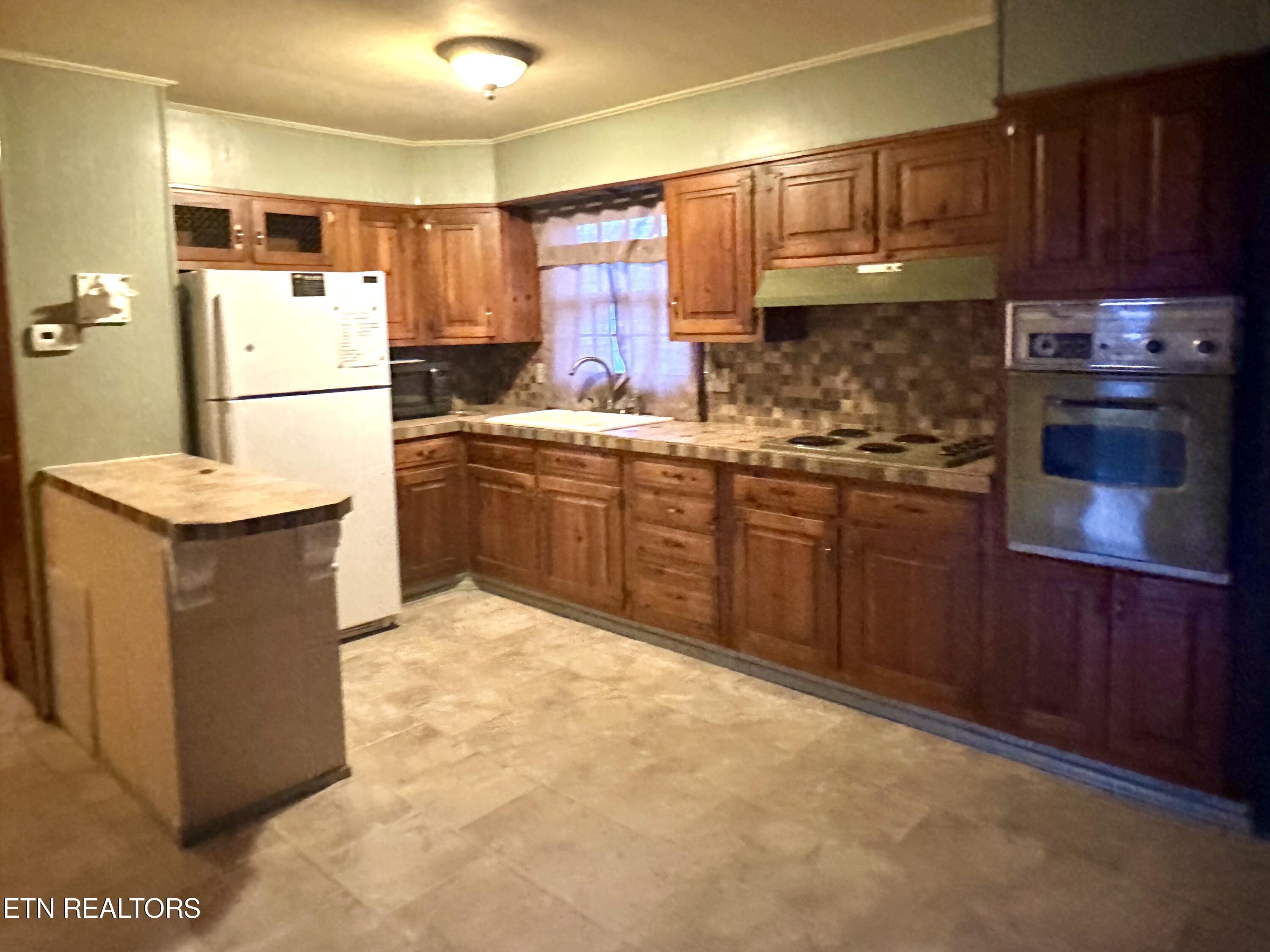 302 Rochester Avenue Middlesboro, KY 40965 - Photo 6 of 11 IMG_7614