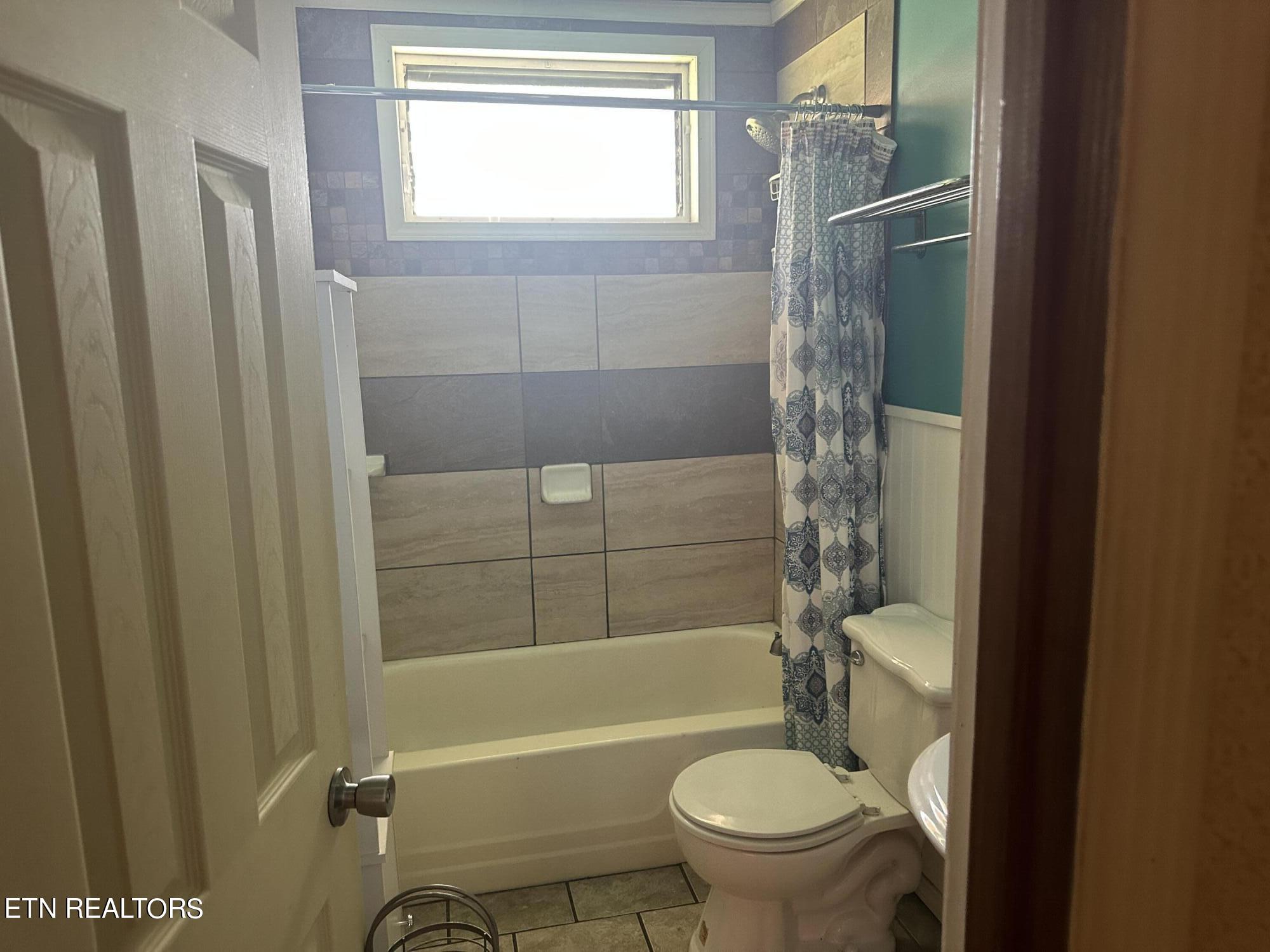 302 Rochester Avenue Middlesboro, KY 40965 - Photo 9 of 11 IMG_6672