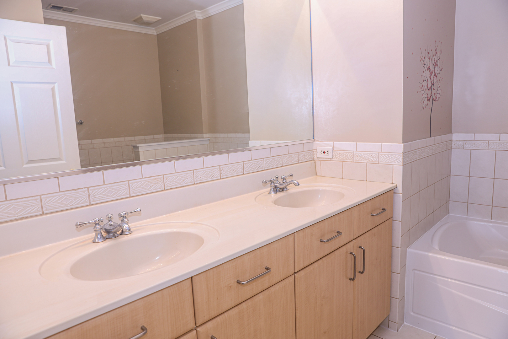 660 McHenry Road, Unit 204 Wheeling, IL 60090 - Photo 23 of 34 a bathroom with a sink and a bathtub