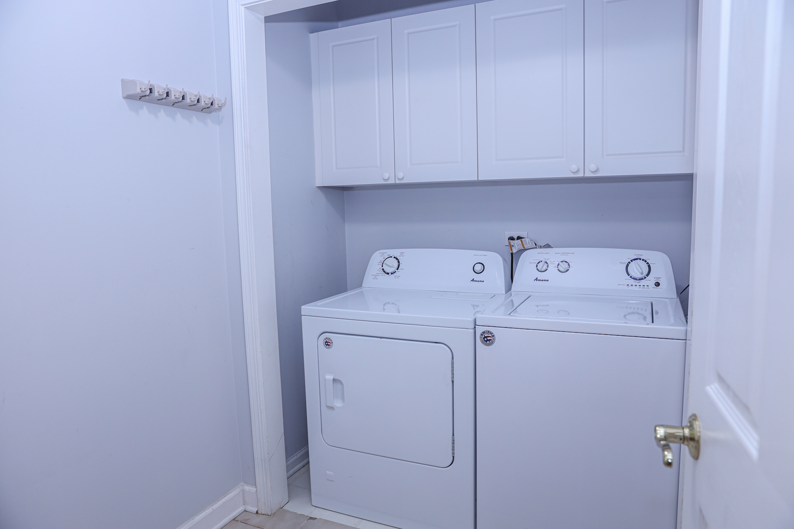 660 McHenry Road, Unit 204 Wheeling, IL 60090 - Photo 33 of 34 a utility room with dryer and washer