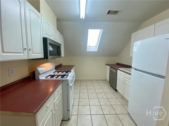 $1,450 | 1315 B Bonaventure Road, Unit UPSTAIRS, Savannah, GA 31404