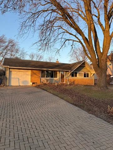 $3,200 | 655 Comstock Avenue, Elmhurst, IL 60126