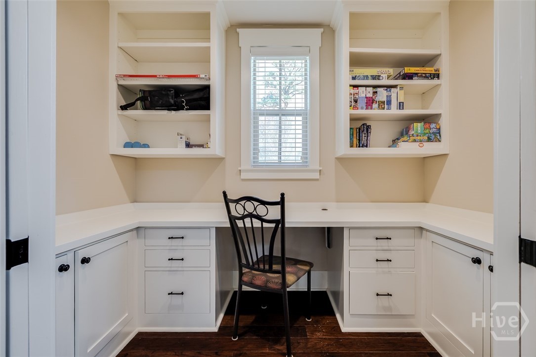 36 Oldfield Village Road Bluffton, SC 29909 - Photo 49 of 74 Built in office nook in the private cottage