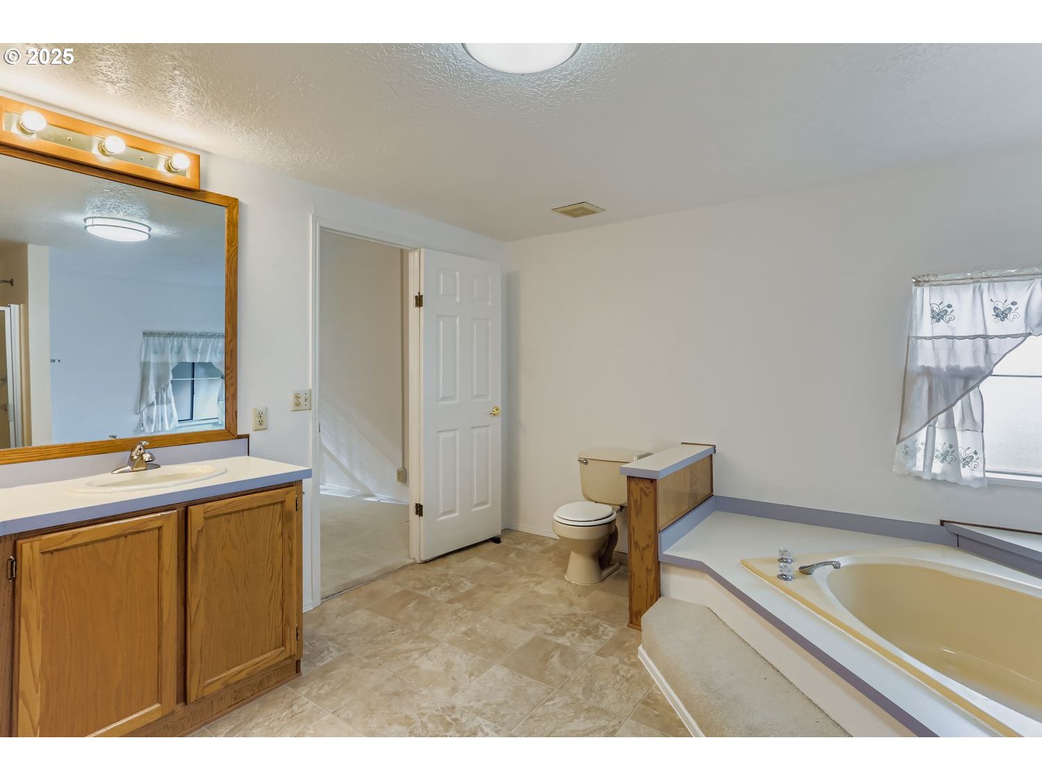 1504 Frontier Circle Forest Grove, OR 97116 - Photo 19 of 27 a bathroom with a tub a sink and mirror