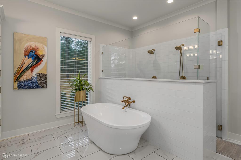 145 Crouch Road Benton, LA 71006 - Photo 16 of 40 a bathroom with a sink and mirror with bathtub