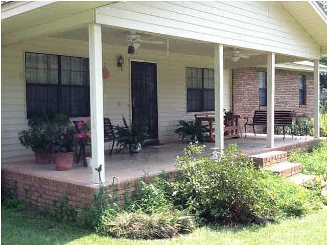 324 Cr 132a Raleigh Ms 39153 Raleigh, MS 39153 - Photo 2 of 12 Relax on the front porch