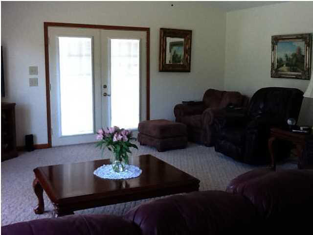 324 Cr 132a Raleigh Ms 39153 Raleigh, MS 39153 - Photo 5 of 12 Large family room