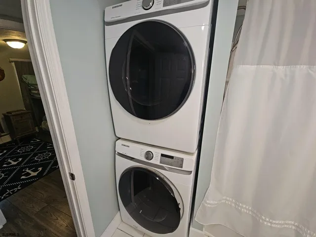 a close up view of a washer and dryer