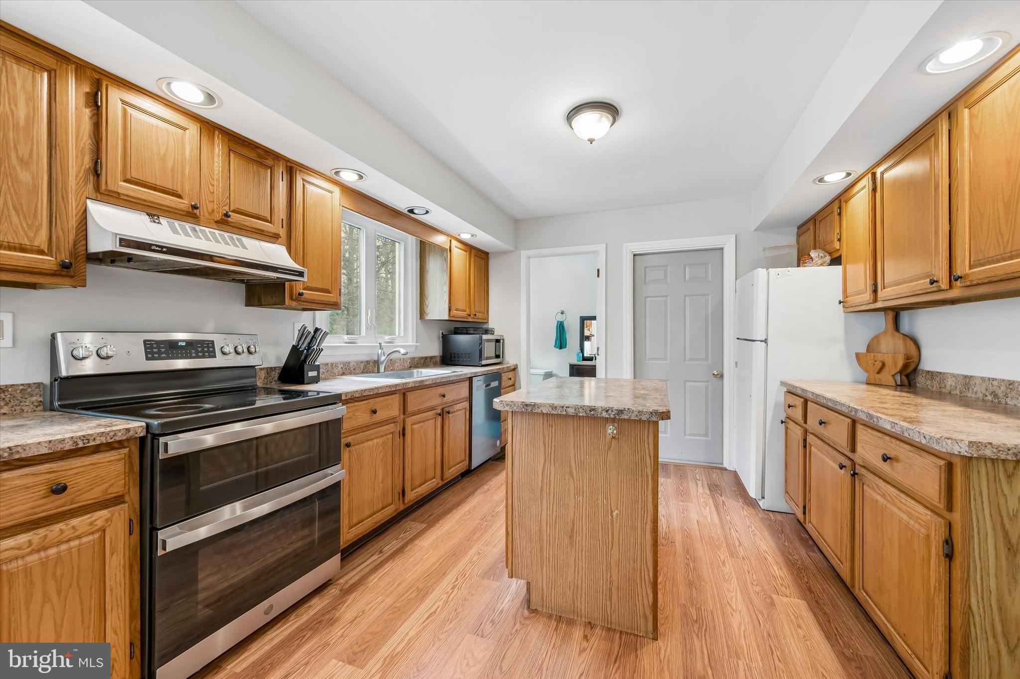 1652 Garnet Mine Road Garnet Valley, PA 19060 - Photo 13 of 34 Eat-In Kitchen