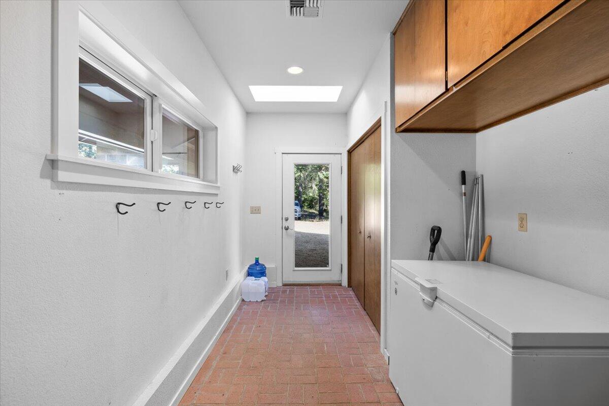 7670 Hyatt Prairie Road Ashland, OR 97520 - Photo 7 of 49 Mudroom with tiled floor